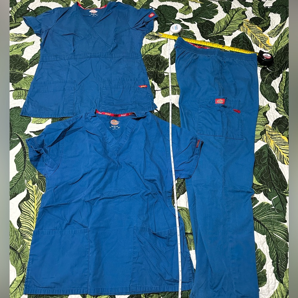 Dickies scrub set medium 2 tops 1 bottom